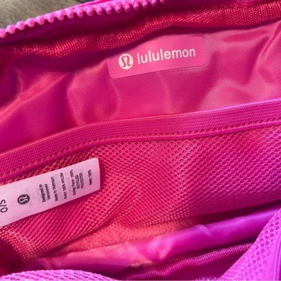Lululemon Everywhere Belt Bag – Hot Pink -  New With Tags - Picture 4 of 4